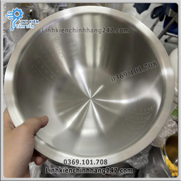 Lòng ruột nồi cơm điện Panasonic SR-THB105 inox 316 bền đẹp, dễ vệ sinh